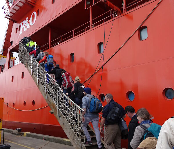 Expeditioners boarding the Aurora Australis