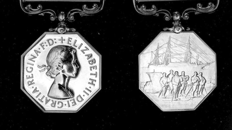 Black and white image of obverse and reverse of Polar Medal