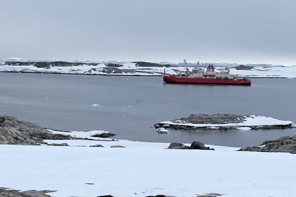 RSV Nuying departing after resupply.