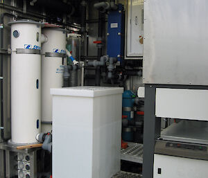 The aquarium plant which includes a biological filter and degassing unit, a sump and a chiller.