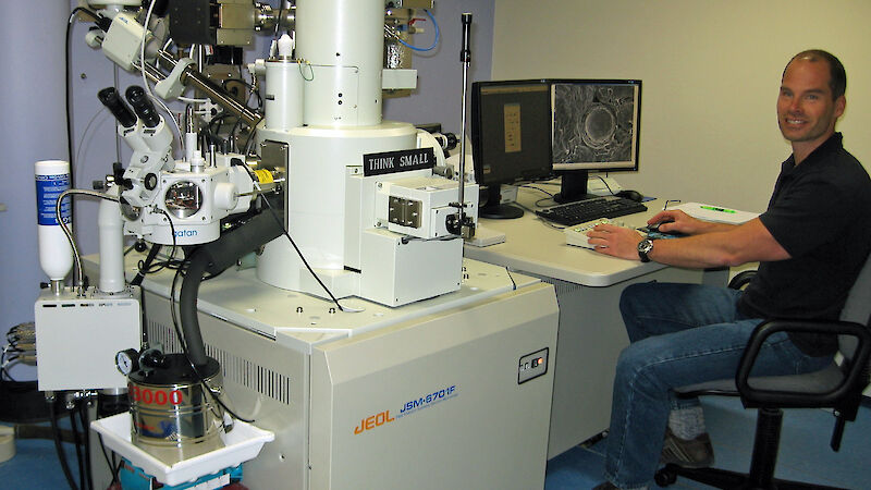 Electron microscopist Rick van den Enden at the controls of the new field emission scanning electron microscope; a JEOL JSM-6701F with a Gatan Alto 2500 cryo chamber