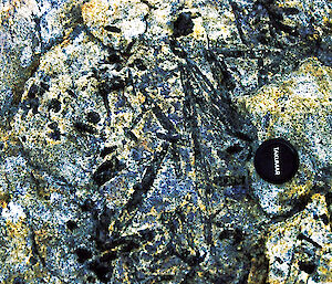 This rare mineral containing boron and silicon, known as ‘prismatine’ (dark crystals) makes up a prominent peak on Stornes