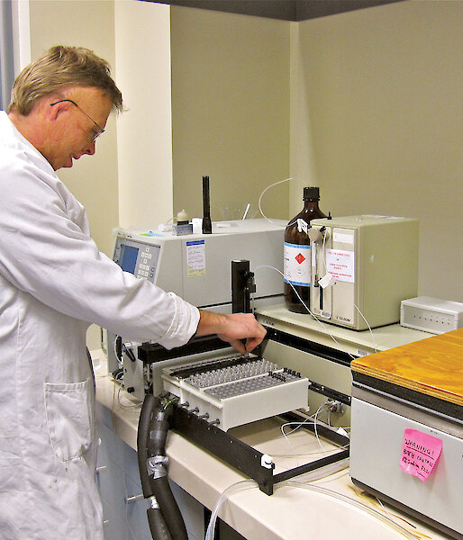 Robert measures chlorophyll concentrations of Southern Ocean phytoplankton using high performance liquid chromatography.