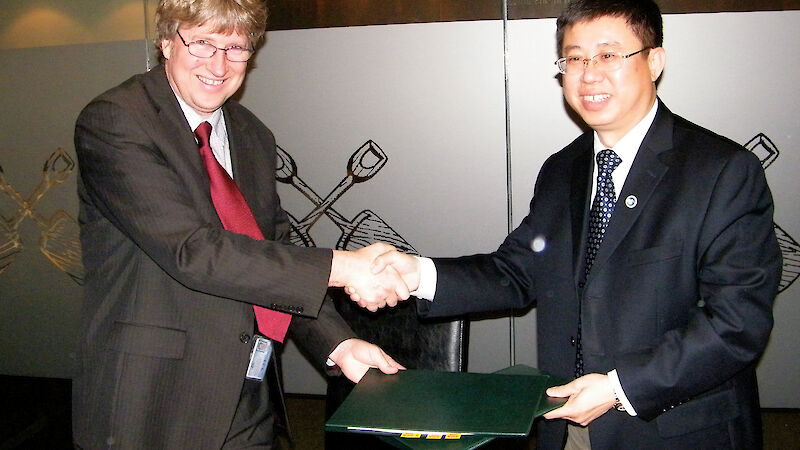 Dr Tony Fleming (left), Director of the Australian Antarctic Division, and Dr Qu Tanzhou, Director of the Chinese Arctic and Antarctic Administration, sign a Memorandum of Understanding at the Antarctic Treaty Consultative Meeting in June 2012.