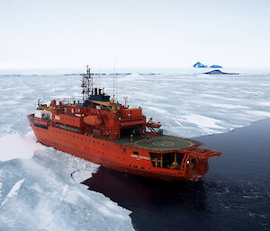 'Aurora Australis’ ship moving out of ice into open water