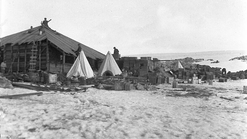 AAE expeditioners construct the main hut at Commonwealth Bay