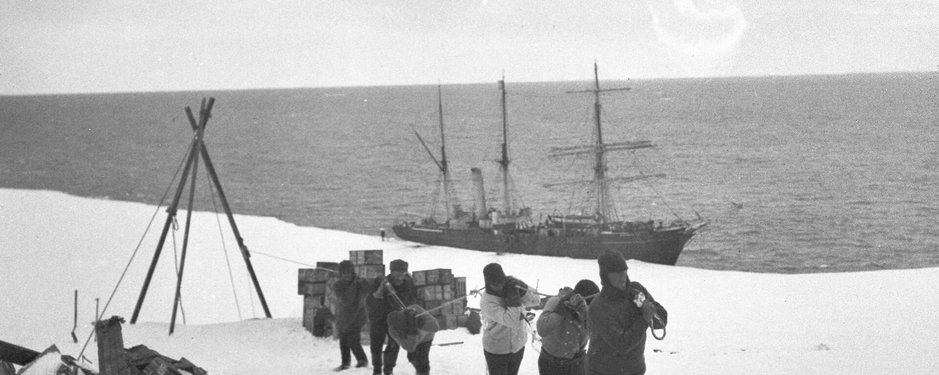 Establishing the Western Base Party on the Shackleton Ice Shelf, 1912. A flying fox was used to transfer stores from the Aurora.