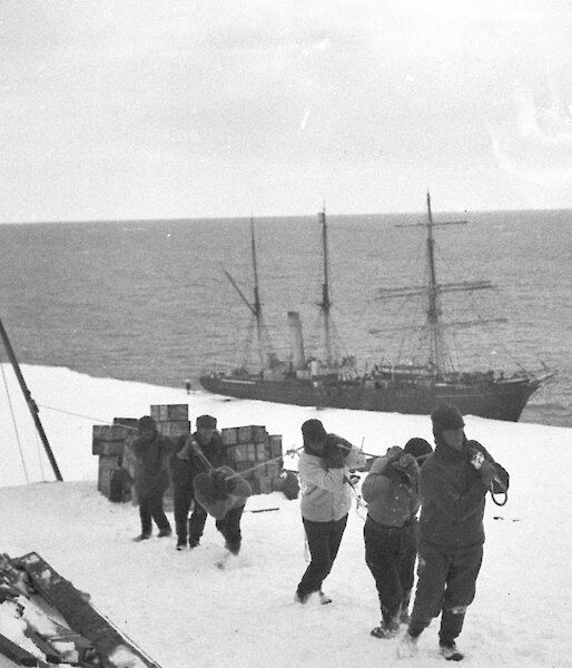 Establishing the Western Base Party on the Shackleton Ice Shelf, 1912. A flying fox was used to transfer stores from the Aurora.