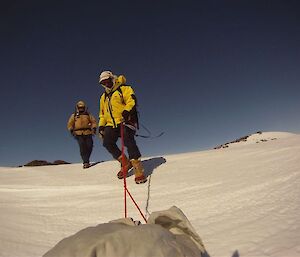 Expeditioner attempting to control pulk on a downhill slope