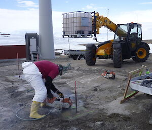 Expeditioner cutting rock with a diamond saw