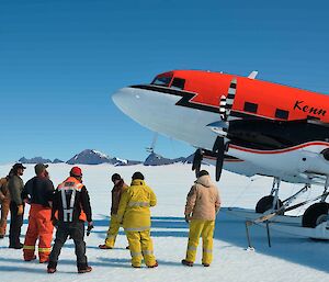 Air and ground crew discussing the skiway