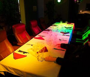 The artificial hands of a resucitation dummy can be seen at the table in the foreground