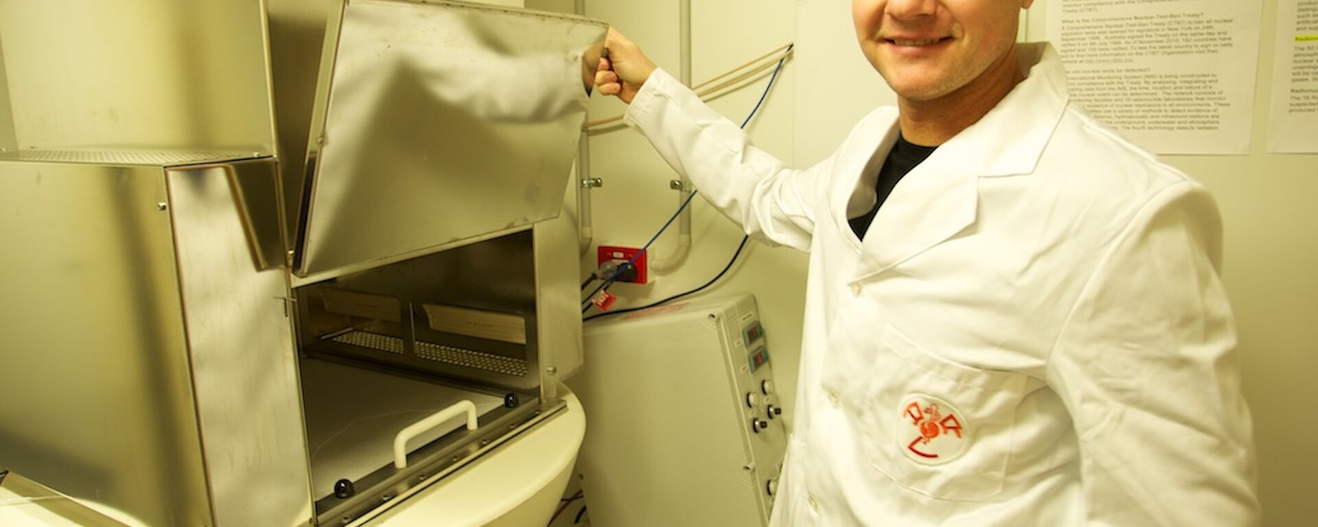 An expeditioner opening the sampler door to inspect the filter