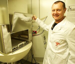 An expeditioner opening the sampler door to inspect the filter