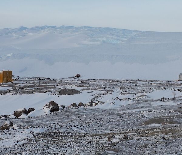The silver Absolute Hut on the right and yellow Variometer Hut on the left with the ice sheet behind