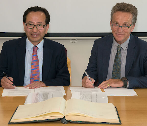 President of Korea’s National Institute of Fisheries Science, Dr Kang Joon Seog and Director of the Australian Antarctic Division, Dr Nick Gales, signing the agreement in Hobart