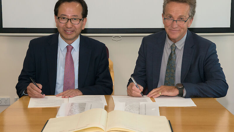 President of Korea’s National Institute of Fisheries Science, Dr Kang Joon Seog and Director of the Australian Antarctic Division, Dr Nick Gales, signing the agreement in Hobart