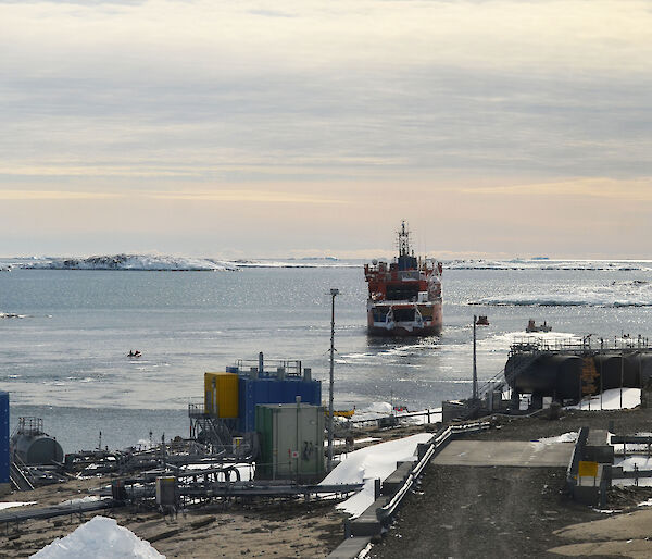 Aurora Australis leaving Horseshoe Harbour