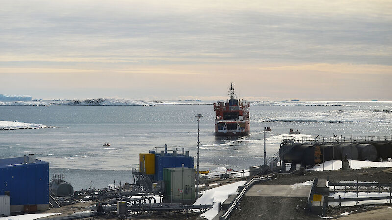 Aurora Australis leaving Horseshoe Harbour