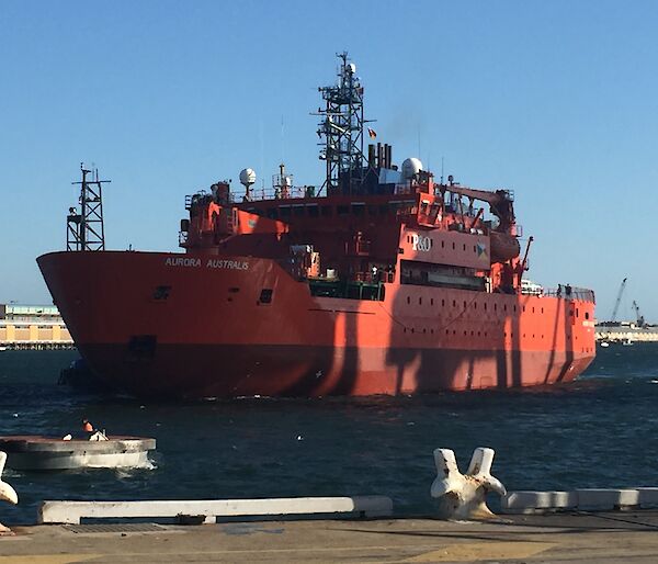 The Aurora Australis arriving in Fremantle