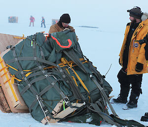 Expeditioners from Casey station recover cargo.