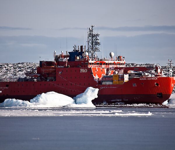 The Aurora Australis returns to Davis station