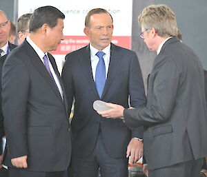President Xi and Prime Minister Abbott examine an ice core, held by Dr Tony Fleming