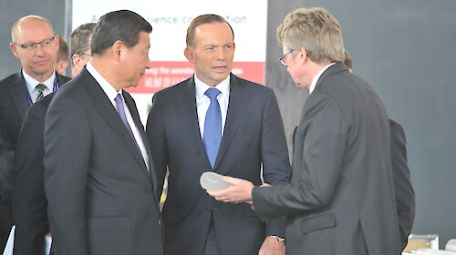 President Xi and Prime Minister Abbott examine an ice core, held by Dr Tony Fleming