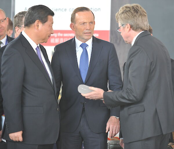 President Xi and Prime Minister Abbott examine an ice core, held by Dr Tony Fleming