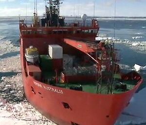 Aurora Australis in the ice