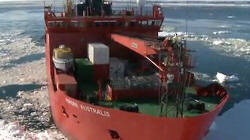 Aurora Australis in the ice