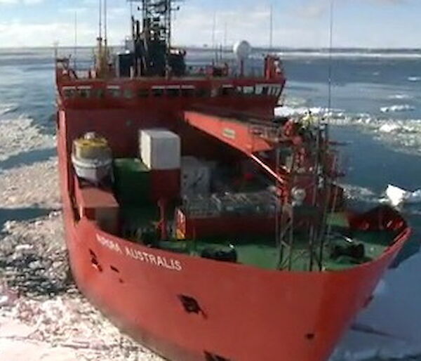 Aurora Australis in the ice