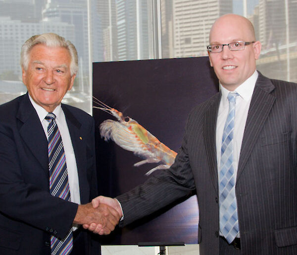 Former Prime Minister Bob Hawke shakes hands with the inaugural winner of the Fellowship Dr Bruce Deagle