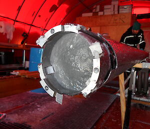 Recovering an ice core (Photo: Antje Fitzner)