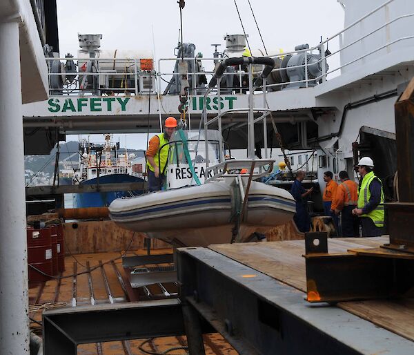 Preparing the RV Tangaroa for departure