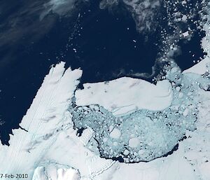 Satellite image shows iceberg B9B making contact with the Mertz Glacier tongue