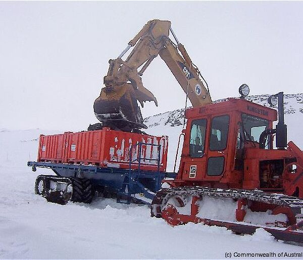 Filling quarter height containers with waste at the Thala Valley tip site