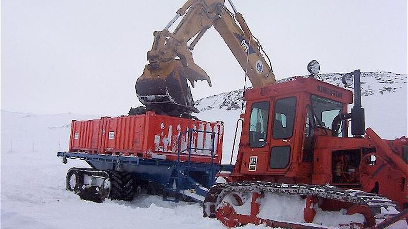 Filling quarter height containers with waste at the Thala Valley tip site