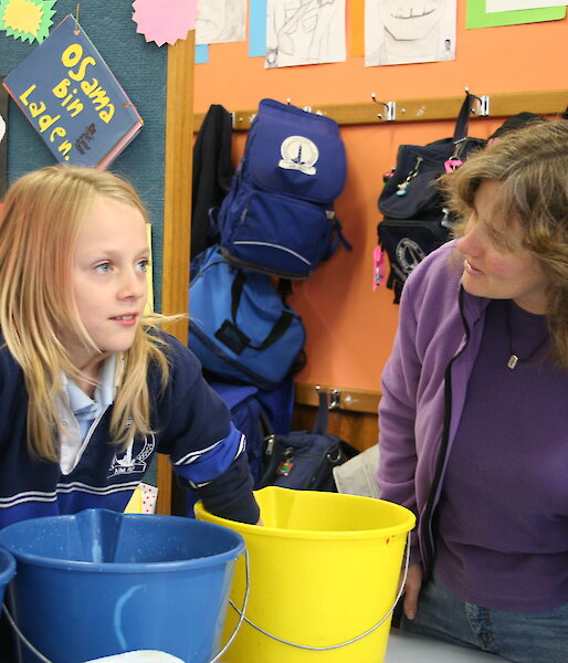 Quantitative Ecologist Louise Emmerson works with students at Taroona Primary School