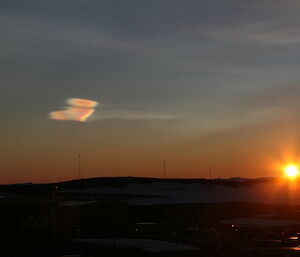 Small nacreous cloud with a faint tail.