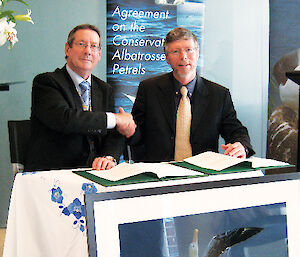 Dr Tony Press, Director of the AAD, and Warren Papworth, ACAP Executive Secretary, after signing the headquarters agreement