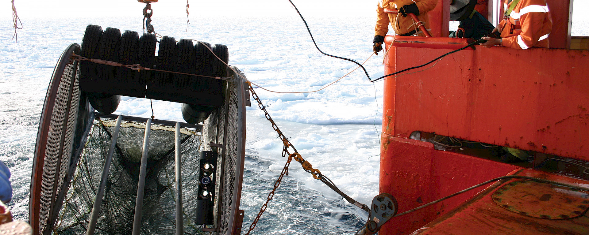 The Surface and Under Ice Trawl is equipped with a high-resolution video system to film the subsurface of the sea ice