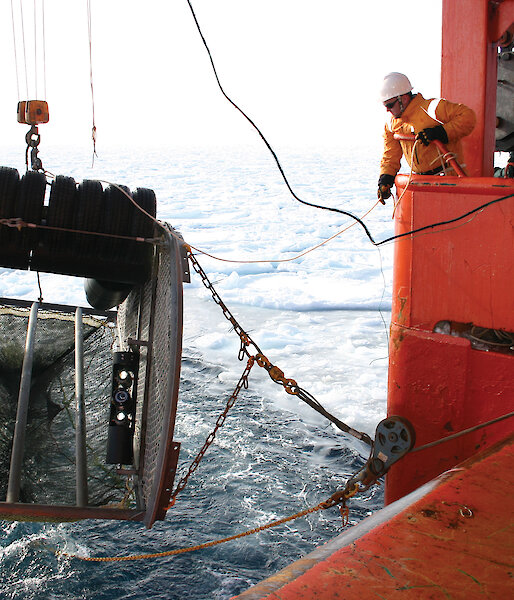 The Surface and Under Ice Trawl is equipped with a high-resolution video system to film the subsurface of the sea ice