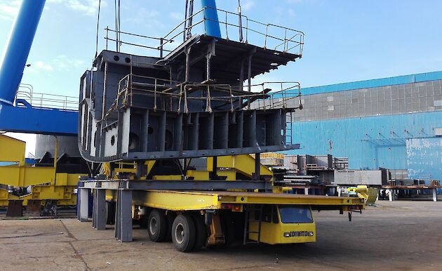 A block of the aft starboard hull being transferred to the dry dock by a 300 tonne gantry crane.
