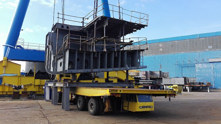 A block of the aft starboard hull being transferred to the dry dock by a 300 tonne gantry crane.