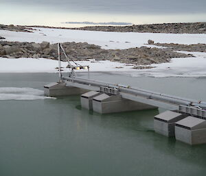 The gantry and piping to the melt bell in the freshwater lake at Casey.