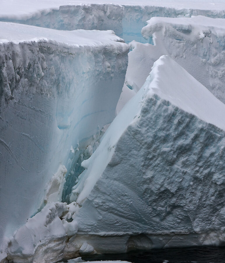 Ocean waves following sea ice loss trigger Antarctic ice shelf collapse