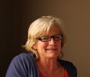 Portrait photo of woman wearing glasses