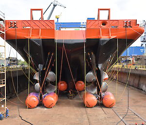 Buoyancy bags around the keels at the ship’s stern.
