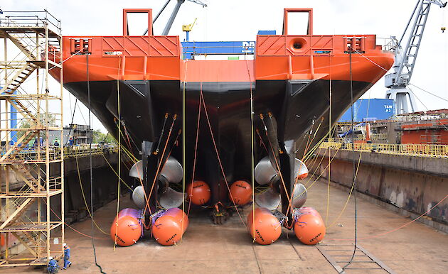 Buoyancy bags around the keels at the ship’s stern.